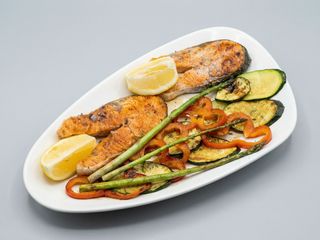 Salmón A La Plancha Y Ensalada