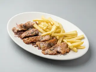 Secreto De Cerdo Con Cebolla Dorada A La Plancha Y Patatas Fritas