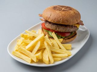 Hamburguesa De Ternera (XL) Con Patatas Fritas Caseras