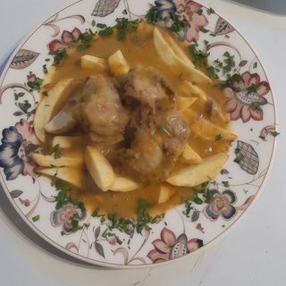 Carrillada Al Vino Blanco Con Patatas Fritas Caseras