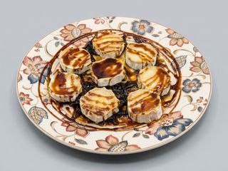 Queso De Cabra Con Cebolla Caramelizada Y Miel De Caña (Ración)