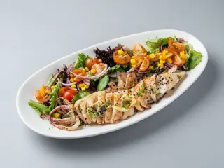Calamar A La Plancha Con Ensalada