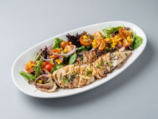 Calamar A La Plancha Con Ensalada