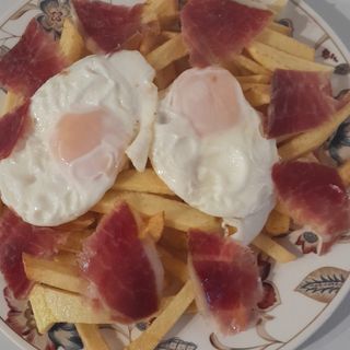 Huevos Rotos con Jamón Ibérico