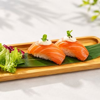 Nigiris salmón y queso (2 uds.)