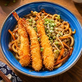 Ebi Udon Frito Con Verduras Y Gambas虾乌冬盖炸虾