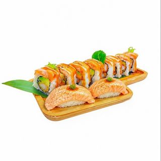 salmon flamme roll + 2 nigiris flameado