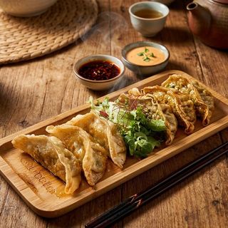 3 gyozas pollo + 3 gyozas vegetal ( 鸡肉饺子 + 蔬菜饺子)
