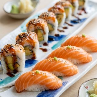avocado roll + 4 nigiris de salmon