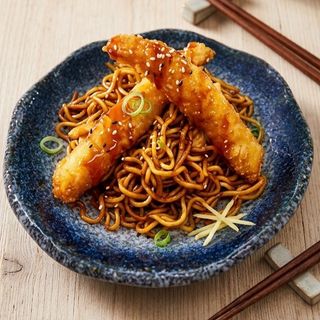 yakisoba con verdura y langostino rebozado(炸虾盖面)