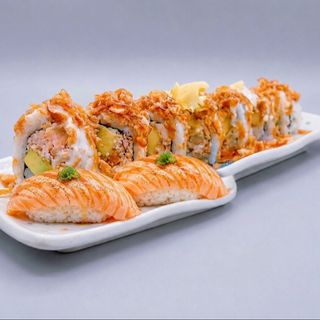 【crunchy salmon cocido +2 nigiris salmon flameado】