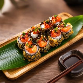 Hosomaki Salmon Y Queso Tempurizado Con Tarta Salmón小炸卷