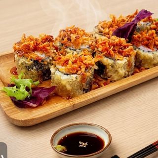 Hosomaki De Salmon Y Queso Tempurizado con cebolla crujiente (8 Uds.)小炸卷