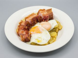 Huevos Rotos, patatas y torreznos