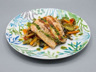 Salmón a la brasa con verduritas al wok