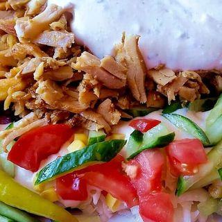 Plato combinado con ensalada, carne