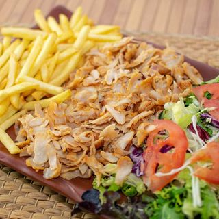 Plato especial de la casa carne mixta, ensalada, arroz y 1 suplemento