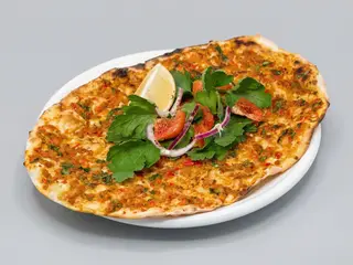 Lahmacun con carne de kebab