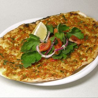 Lahmacun con carne de kebab