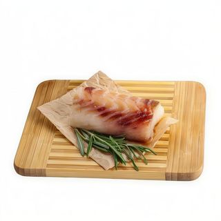 Bacalao a la espalda con patatas panadera y cebolla caramelizada