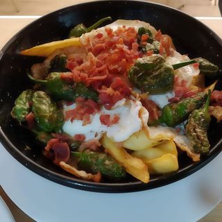 Huevos Rotos Con Pimientos De Padrón Y Bacon Crujiente
