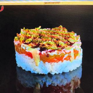 214.Tartar de salmon flameado con cebolla crujiente
