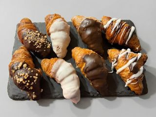 Caja de mini Corne's bañados con chocolate blanco (8 uds.)