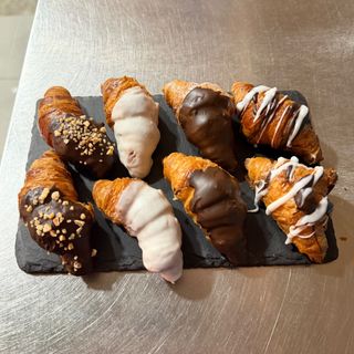 Caja de mini Corne's bañados con chocolate blanco (8 uds.)