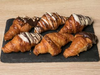 Caja de Mini corne´S rayados de chocolate blanco y negro (16 uds.)