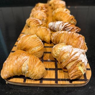 Caja de crujientitos rellenos de pistacho (6 uds.)