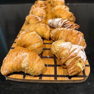 Caja de crujientitos rellenos de crema blanca (12 uds.)