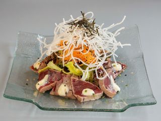 Ensalada de atún tataki