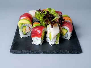 Sushi rollo rainbow (8 pzs.)