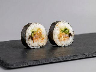 Sushi rollo con atún picante (6 pzs.)