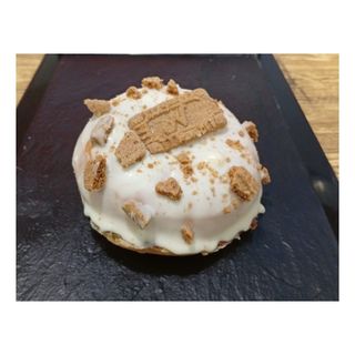 Berlina de dulce de leche con galleta caramelizada.