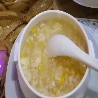 Sopa de maíz y pollo
