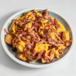 Patatas Fritas Con Bacon Y Salsa De Queso Cheddar