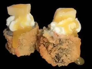 Tempura Homosaki Salmón Mango Y Queso Con Salsa Naranja (8 Pz.)