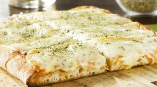 metro con muzzarella y salsa de tomate