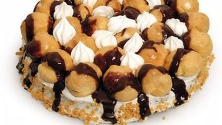 Tarta De Brownie y Profiteroles