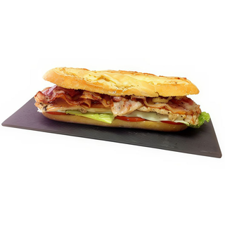 (17)BOCADILLO DE LOMO,BACON,QUESO Y CEBOLLA CRUJIENTE
