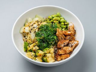 Poke de pollo crujiente 