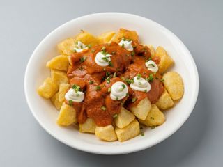 Patatas bravas con alioli