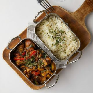 Curry de verduras ligeramente picante con arroz jazmín