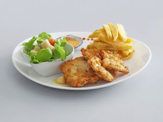 Pescado con Papas y Ensalada