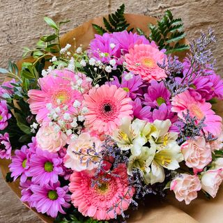 Ramo en tonos rosas y blanco.