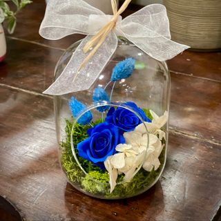 Cristal con rosas preservadas.