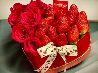 Caja corazón con rosas rojas y fresas.