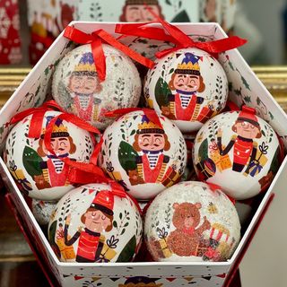 Caja con 14 bolas de Navidad.