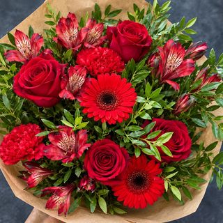 Ramo en tonos rojos con rosas